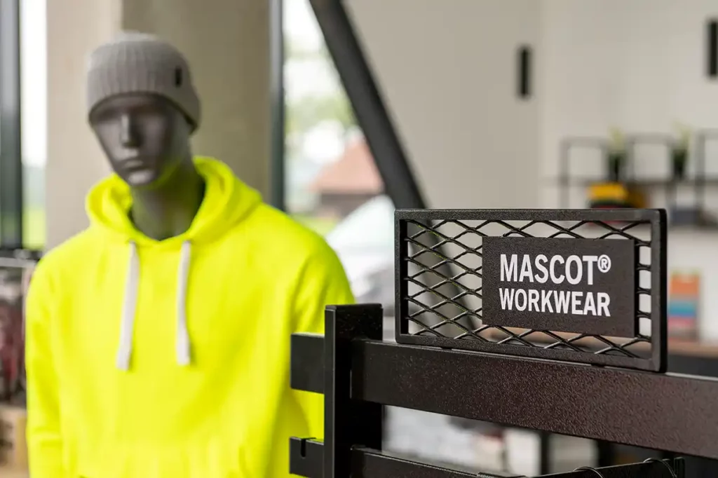 Warnschutzkleidung von Mascot, Showroom Steinmüller, 2025
